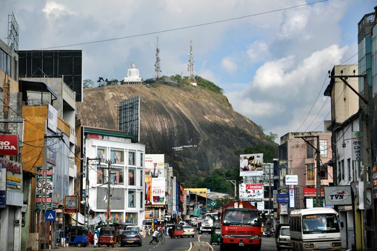 காதல் ஜோடியின் லீலையால் எரிந்த குருநாகல் மலை பகுதி