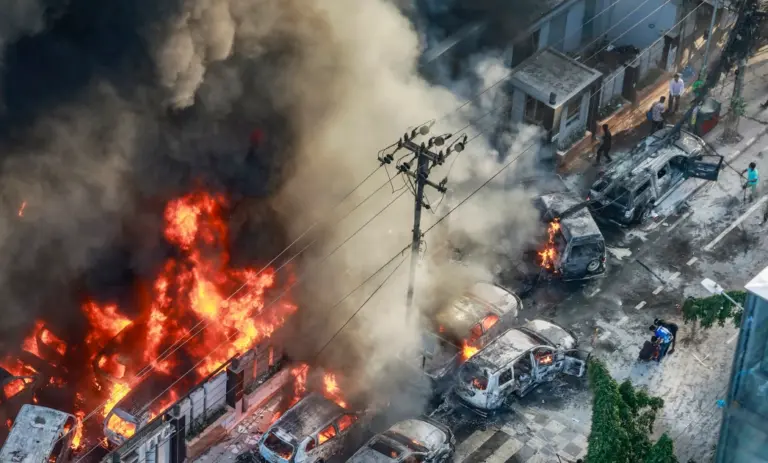 எரிந்து சாம்பலாகும் ஹசீனாவின் சாம்ராஜ்யம்!