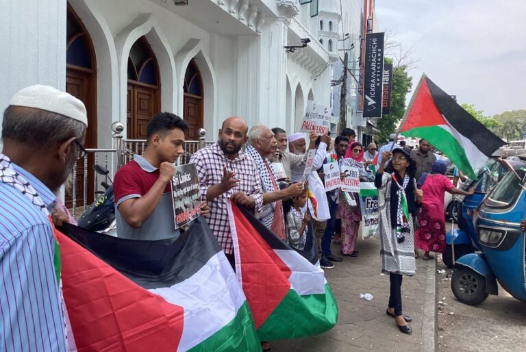 ஸ்டிக்கர் விவகாரம்-இளைஞனின் அதிர்ச்சி தகவல்!