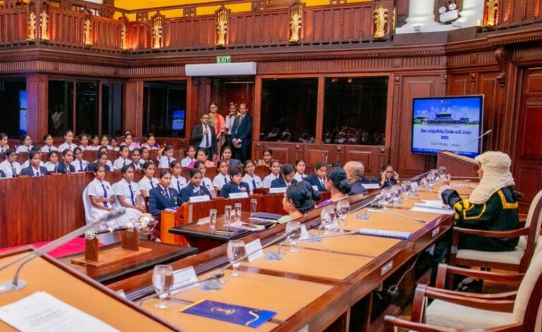 பாராளுமன்ற அமர்வில் விசாகா கல்லூரி மாணவிகள்!