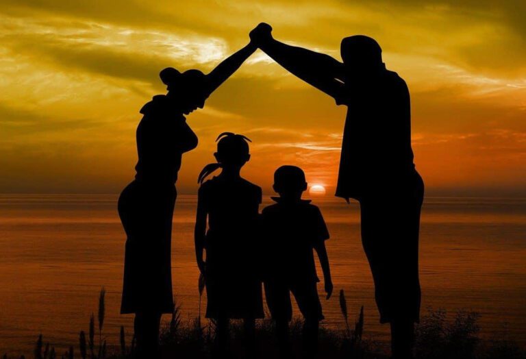 முழுக்குடும்பமும் தூக்கிட்டு தற்கொலை!