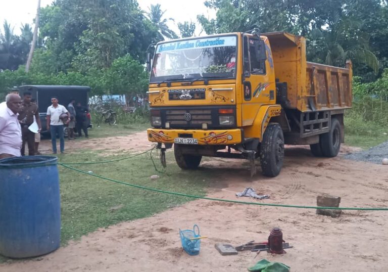 தந்தை செலுத்திய டிப்பரில் சிக்கி  குழந்தை பலி!