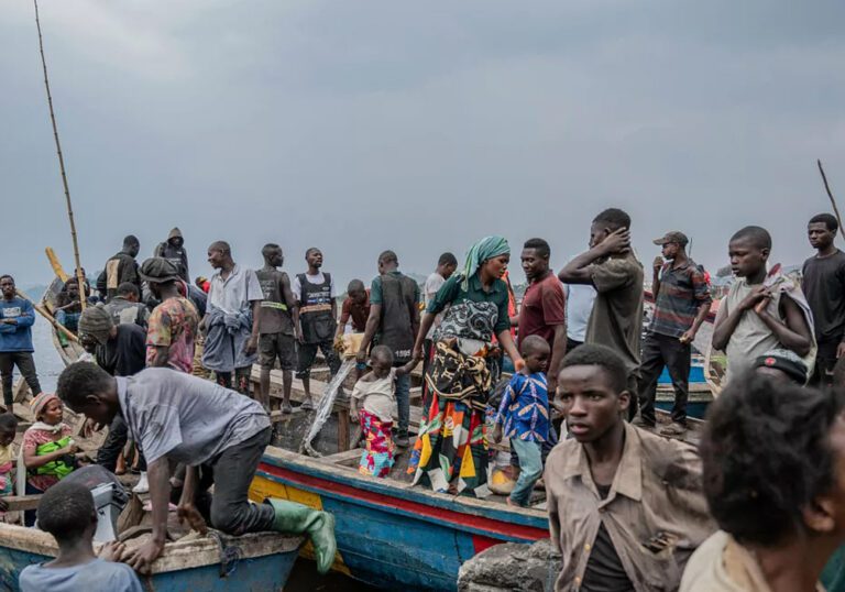 படகில் பற்றி தீ: 50 பேர் உயிரிழந்த சோகம்!