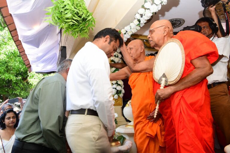 தலைக்கு எண்ணெய் வைக்கும் அரச விழா!