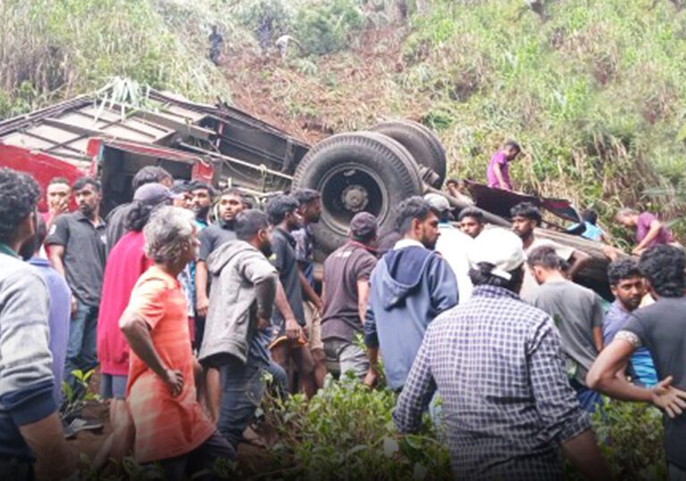 கோர விபத்தில் 15 பேர் பலி. வீடியோ இணைப்பு!