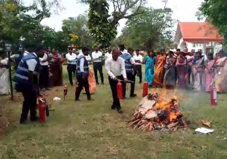 கிளிநொச்சி மாவட்ட செயலகத்தில் தீயணைப்பு பயிற்சி!