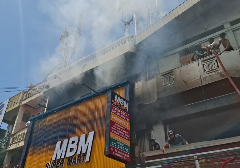 காத்தான்குடி வர்த்தக நிலையத்தில் பாரிய தீ விபத்து!