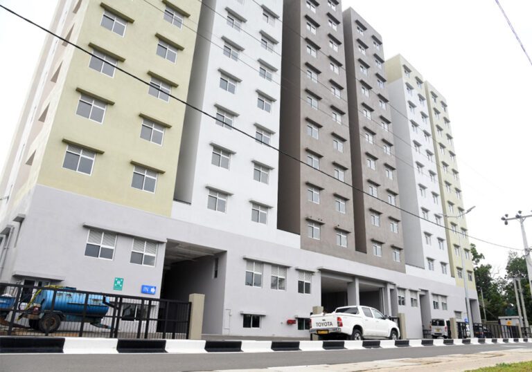 120 வீடுகளைக் கொண்ட வீட்டுத் தொகுதி யாருக்கு?