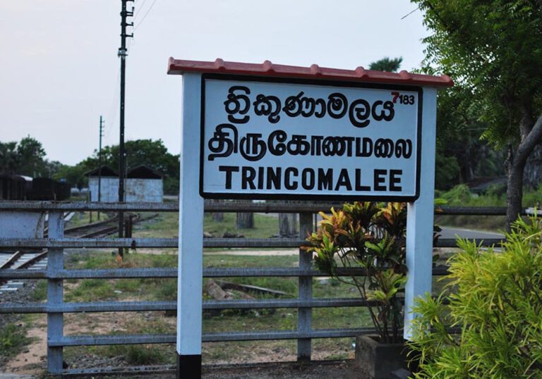 மாணவனின் கழுத்தை அறுத்த சக மாணவன்!