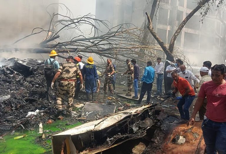 242 பயணிகளுடன் விழுந்து நொறுங்கிய விமானம்!