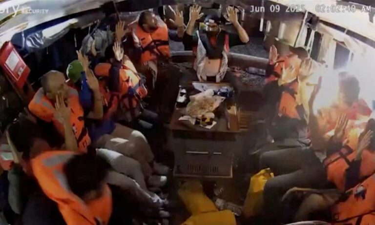 காசா சென்ற மனிதாபிமான கப்பலை கடத்திய இஸ்ரேல்!