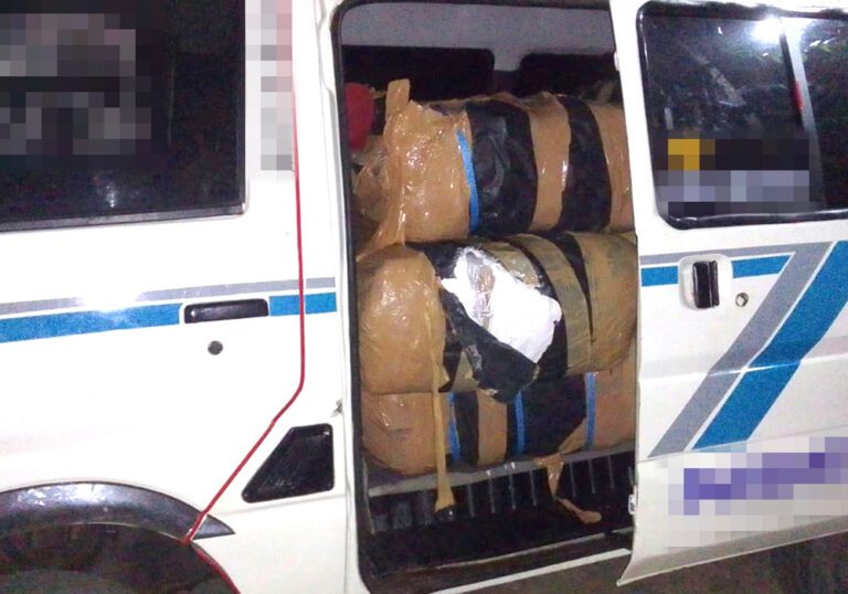 தில்லையடியில் சிக்கிய கடத்தல் பீடி இலைகள்! தில்லையடியில் சிக்கிய கடத்தல் பீடி இலைகள்!