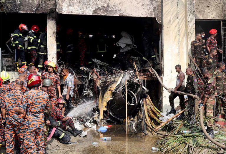 பள்ளியில் விழுந்து நொறுங்கிய ஜெட் விமானம்!