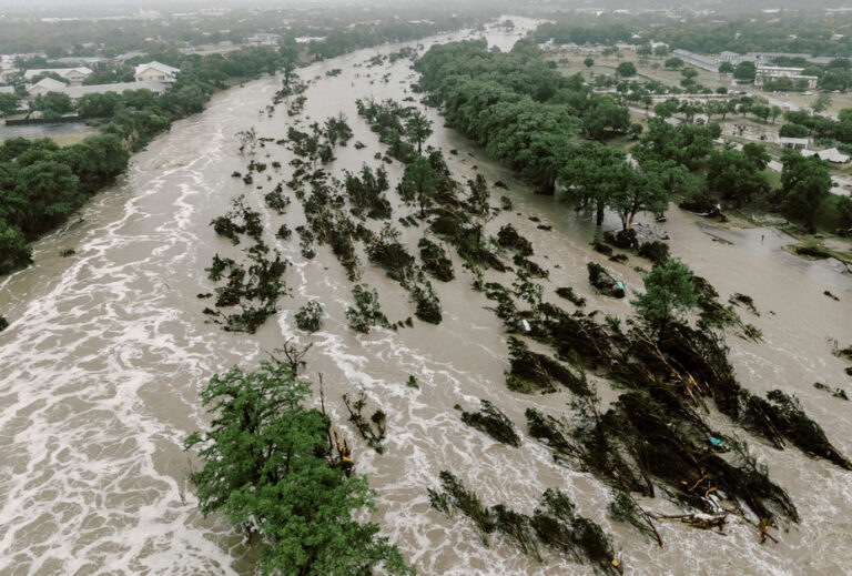 அமெரிக்க வெள்ளப்பெருக்கில் 24 பேர் பலி!
