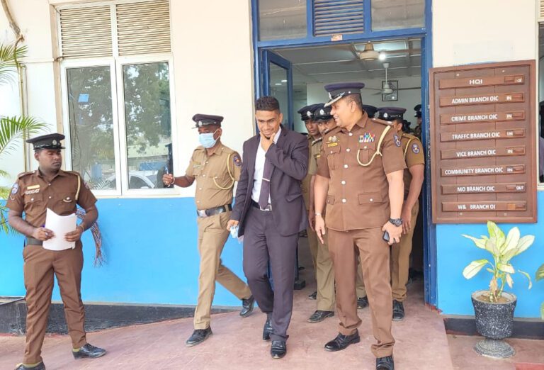 போலீஸ் நிலையத்திற்குள்ளே தூக்கிட்டு தற்கொலை!