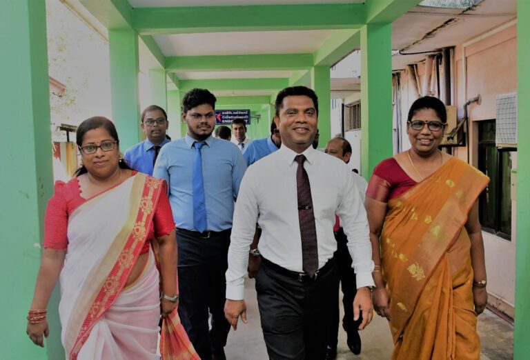 மட்டக்களப்பு மாவட்ட  வைத்தியசாலைகளுக்கு திடீர் விஜயம்!