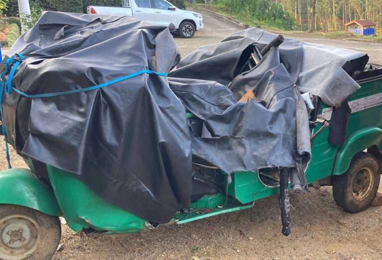 100 அடி பள்ளத்தில் விழுந்த முச்சக்கர வண்டி!