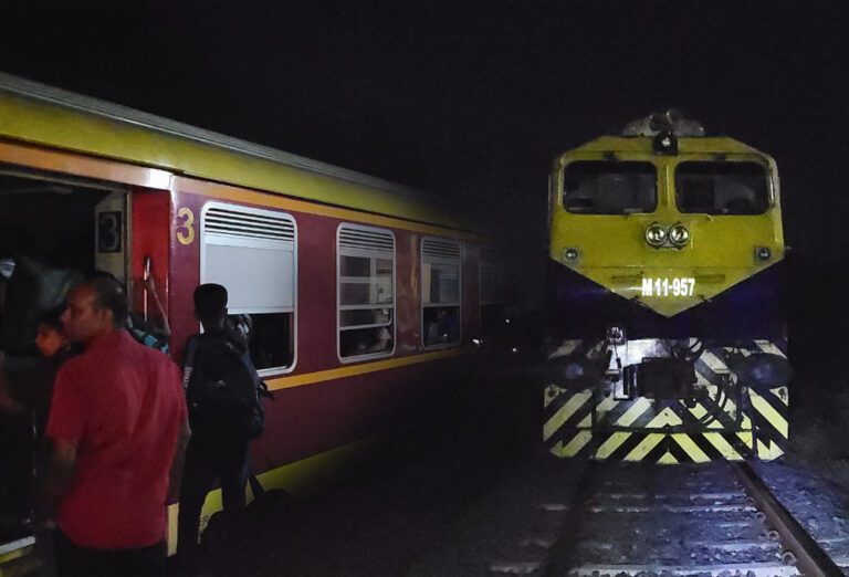 மூன்று மணி நேரம் பயணிகளை வச்சு செய்த இரவு நேர ரயில்!