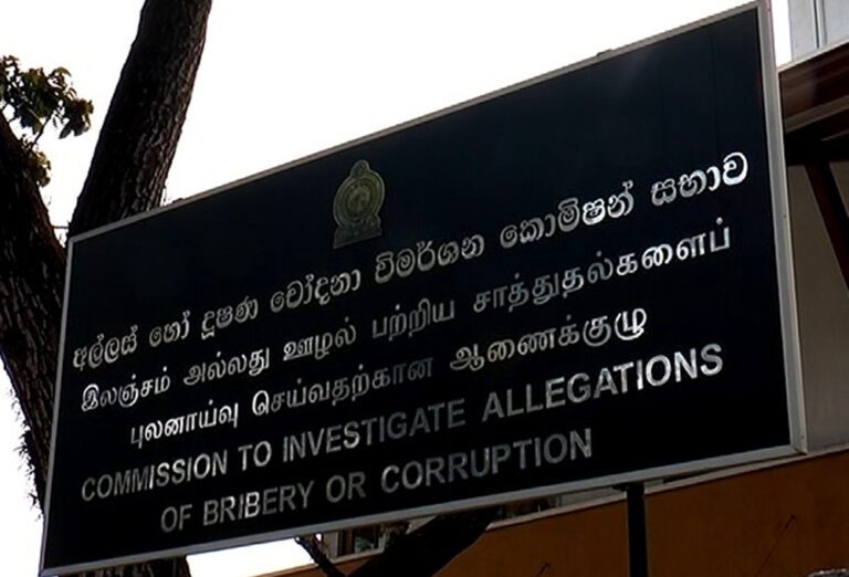 இலஞ்சம் பெற்ற 49 பேர் கைது!