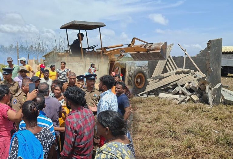 40 வருடமாக தெதுரு ஓயா பகுதியில் வசித்தவர்களுக்கு ஏற்பட்ட சோதனை!