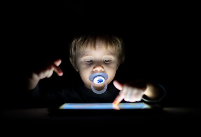 செல்போன் பார்க்கும் குழந்தைகள் குறித்து அதிர்ச்சி தகவல்!