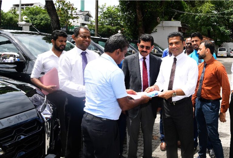சுகாதார மற்றும் ஊடக அமைச்சுக்கு 07 மிட்சுபிஷி கெப் வண்டிகள்!