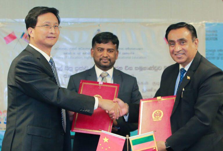 44 லட்சம் மாணவர்களுக்கு சீனாவின் இலவச சீருடை!