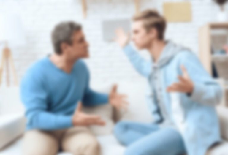 மகனை கொல்ல துப்பாக்கியை நீட்டிய தந்தை கைது!