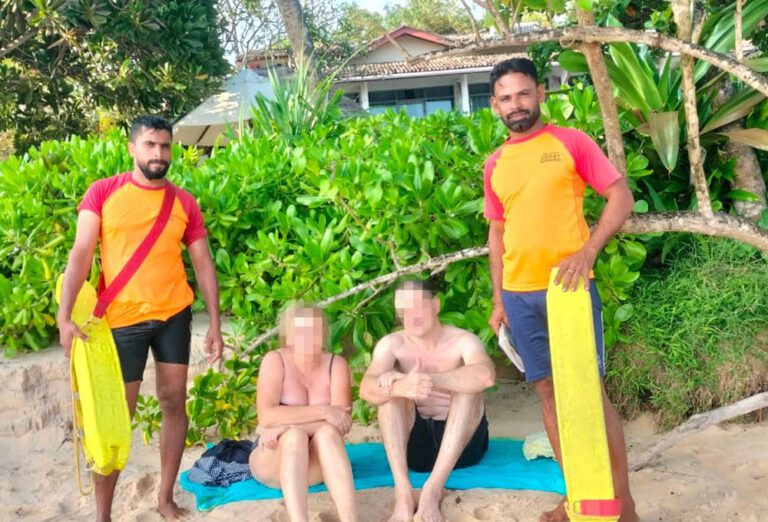 சுற்றுலாப் பயணிகளை மீட்ட இலங்கை காவல்படை! சுற்றுலாப் பயணிகளை மீட்ட இலங்கை காவல்படை!