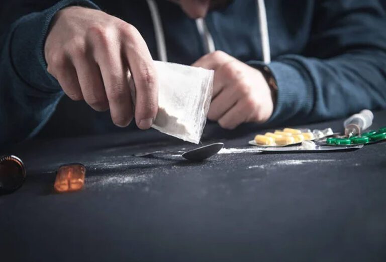 போதைப்பொருள் பாக்கெட்டுகளை விழுங்கிய இளைஞர்!