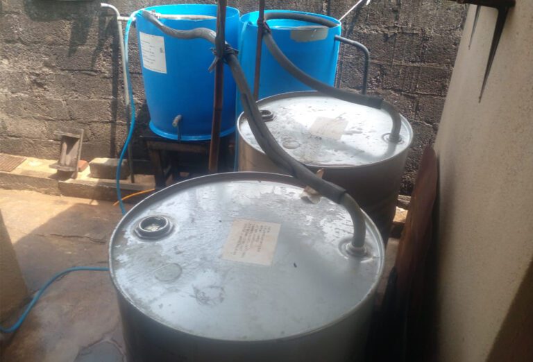 வீட்டுக்குள் மினி கசிப்பு தொழிற்சாலை!