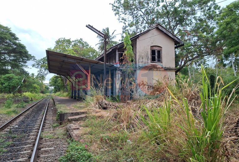 பேய் பங்களாவாக மாறியுள்ள காக்கப்பள்ளிய ரயில் நிலையம்!