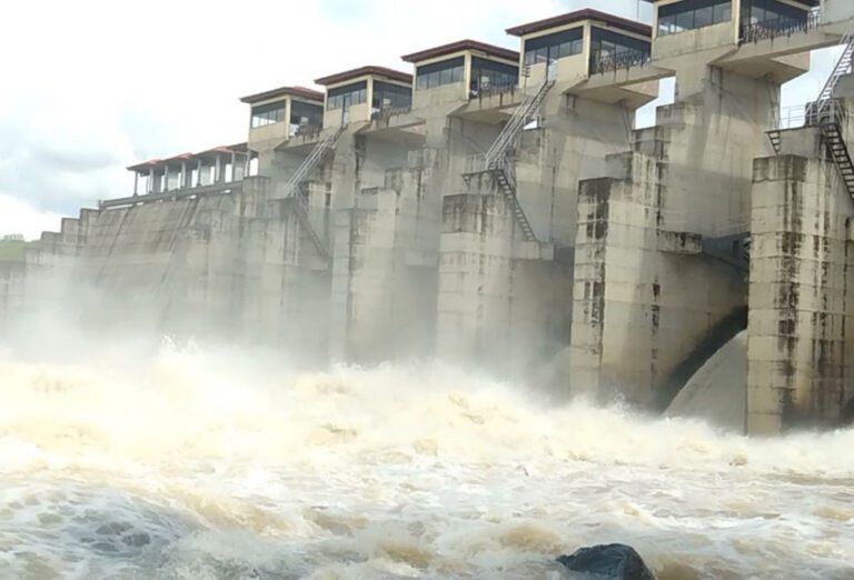 தெதுரு ஓயா நீர்த்தேக்கத்தின் 8 மதகுகளும் 15 அடி உயரத்திற்கு!