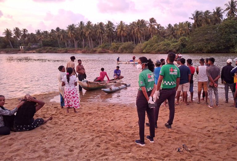 கோவிலுக்கு வந்த இளைஞர்கள் தெதுரு ஓயாவில் மூழ்கி மரணம்!