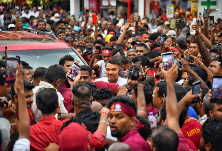 சிறுபான்மை சில்லறைகள் மூடிக்கொண்டு வேடிக்கை பார்!