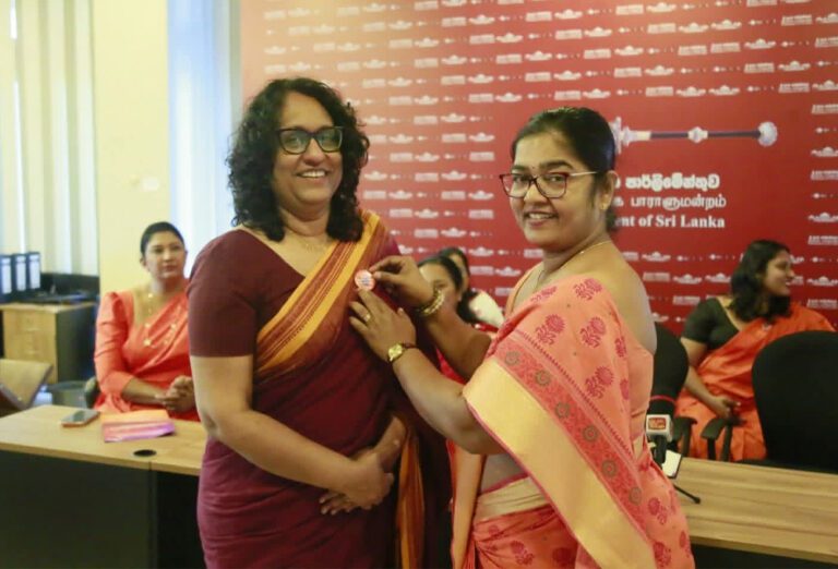 செம்மஞ்சள் நிறமாக மாறிய பாராளுமன்றம்!