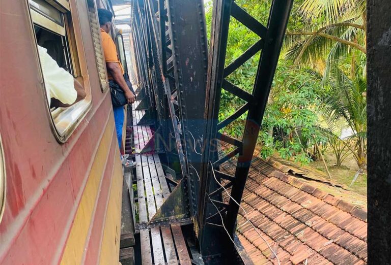 மாஓயா பாலத்தில் ஸ்தம்பித்த புத்தளம் அதிகாலை ரயில்!