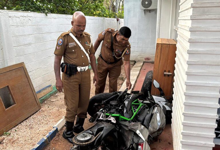 மோட்டார் சைக்கிளில் வேகமாக சென்ற மாணவர் கம்பத்தில் மோதி பலி!