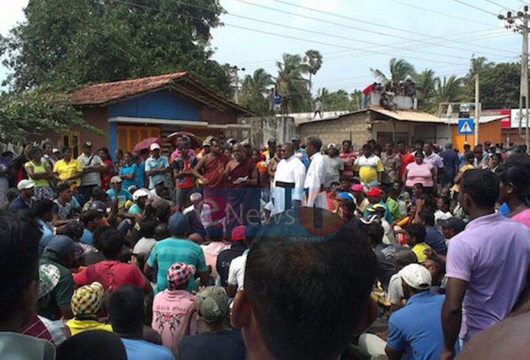 கல்பிட்டி பிரதேச செயலக கிராம அலுவலர்கள் வேலைநிறுத்தத்தில்!