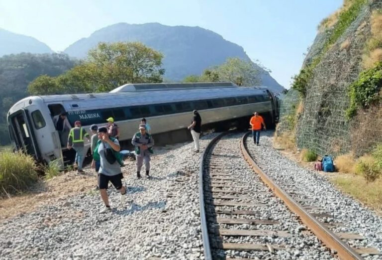 மெக்சிகோவில் ரயில் கவிழ்ந்து விபத்து : 13 பேர் உயிரிழப்பு!