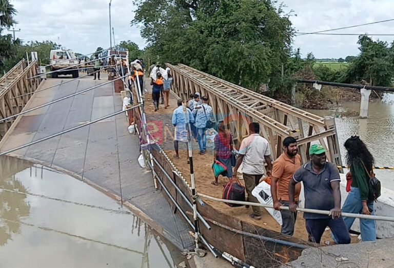 அபாயத்துடன் பாலத்தை கடக்கும் வடக்கு மக்கள்!