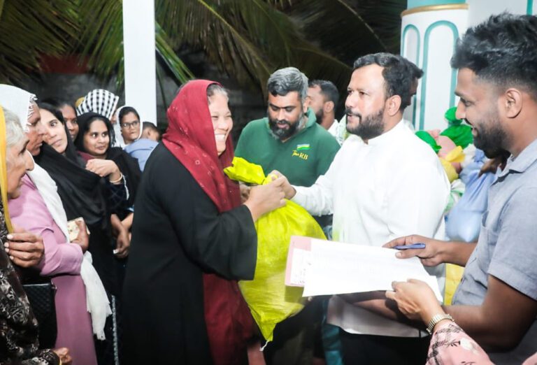 மன்னார் சென்று வெள்ள நிவாரணம் வழங்கிய றிஷாட் எம்.பி!