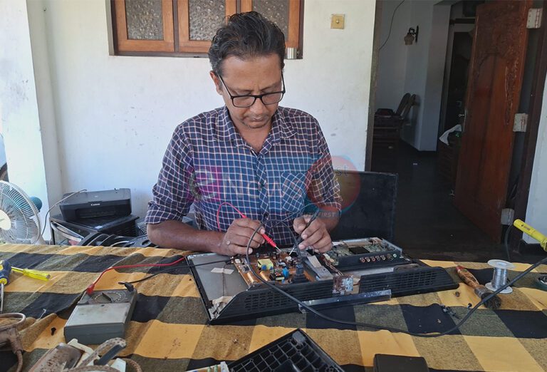 மின் சாதனங்களை இலவசமாக பழுதுபார்க்கும் உயர்ந்த உள்ளம்!