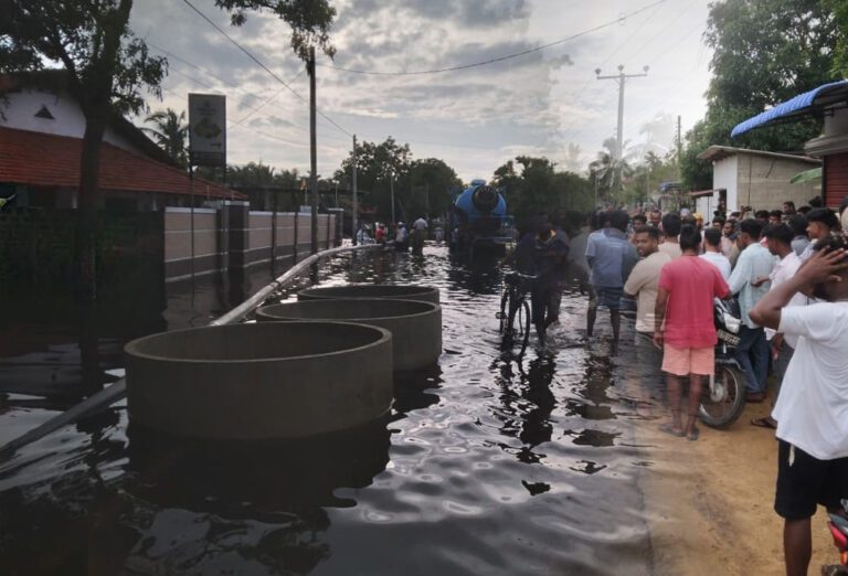 தளவில வீதியில் வெள்ள நீரை அகற்றுமாறு மக்கள் போராட்டம்!