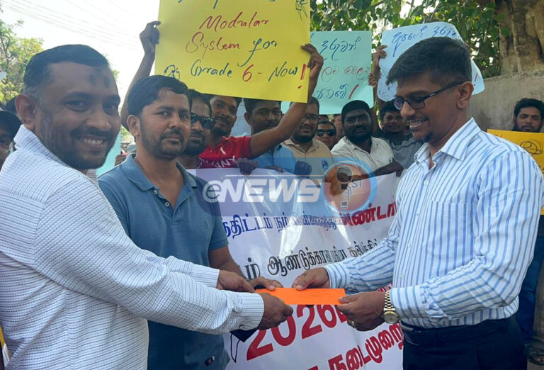 எதிர்காலத்திற்காக வீதிக்கு வந்த புத்தளத்து பெற்றோர்கள்!