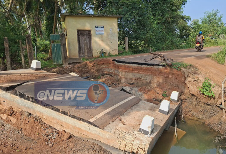 பாலம் உடைந்து 2 மாதங்கள்: கண்டுகொள்ளாத அதிகாரிகள்!