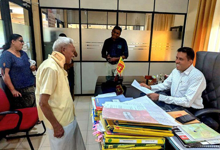 புயல் நிவாரண நிதியை அரசிடம் ஒப்படைத்த இரு முதியவர்கள்!