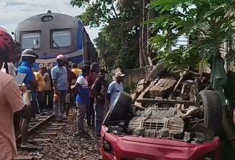 புகையிரதத்துடன் மோதி 50 மீற்றர் இழுத்துச் செல்லப்பட்ட வாகனம்!