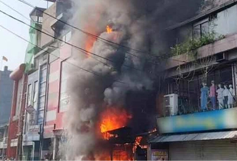 மகரகம வர்த்தக நிலையங்களில் தீ : 400 இலட்சம் ரூபாய் நஷ்டம்!