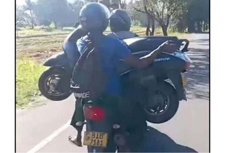 பெட்ரோல் தேடி ஸ்கூட்டரில் மற்றைய ஸ்கூட்டரை ஏற்றிச் சென்ற அவலம்!